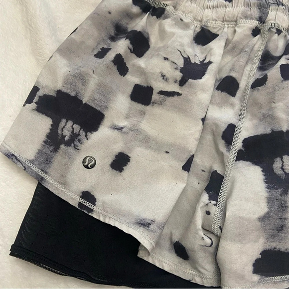 Lululemon hot to street short ghost weave white layered mesh 28722 - Picture 5 of 13